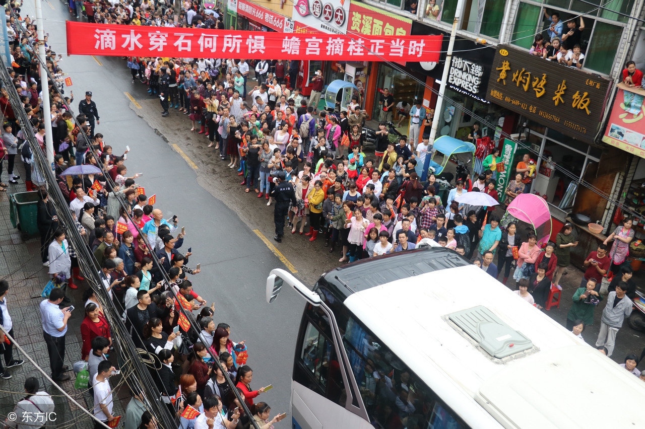 这里号称中国的“高考梦工厂”，数万陪读妈妈住进这个小镇