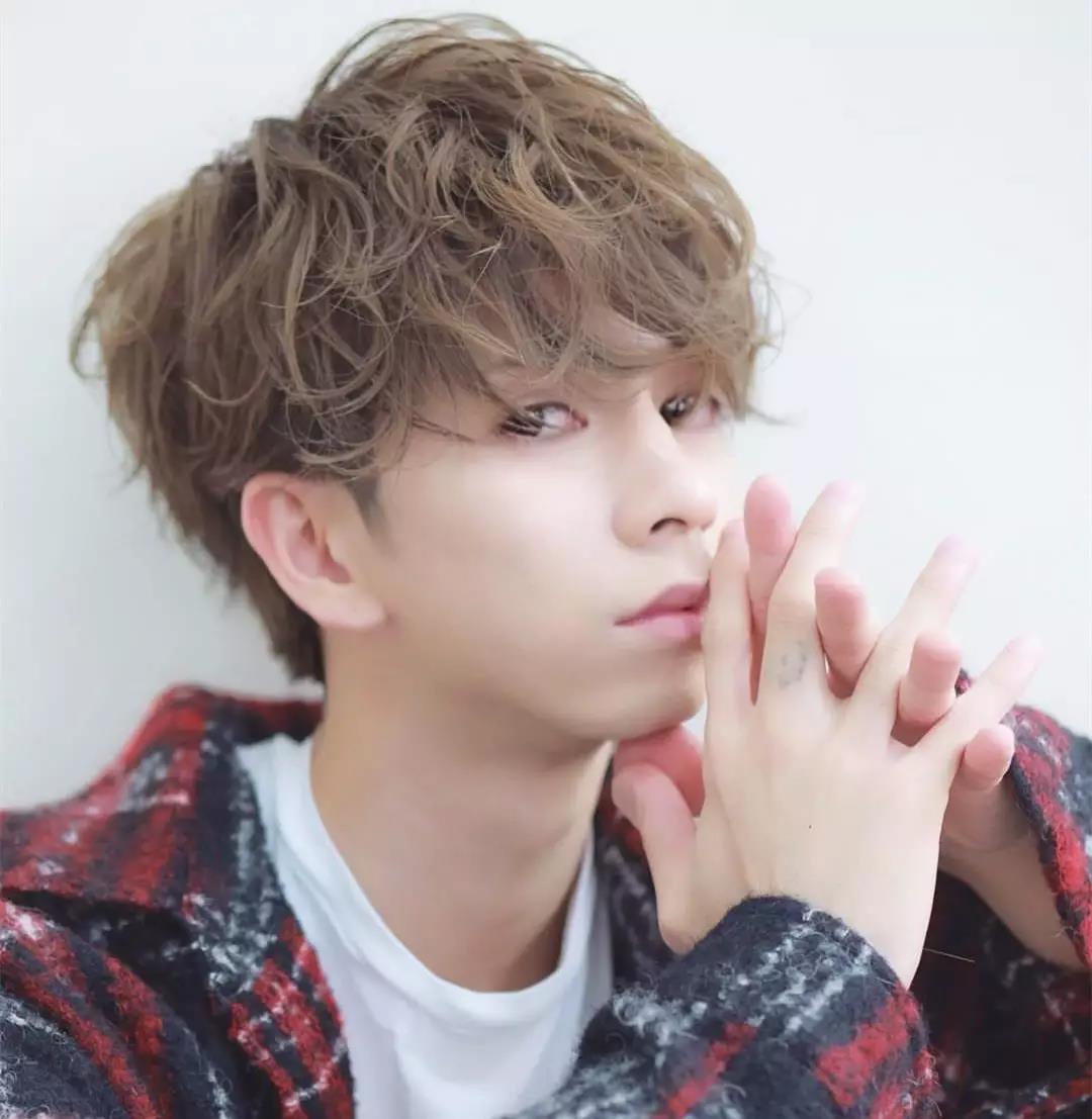 海边的风好大头发都要被吹凌乱了,风大头发吹得乱糟糟