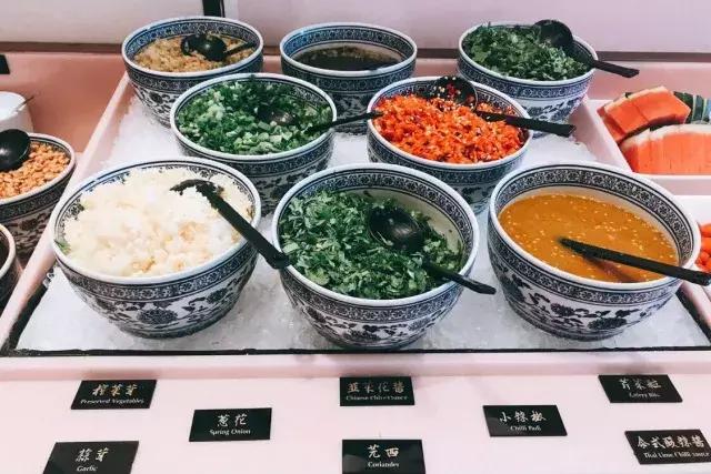 城中炫富新时尚，吃一顿粉粉的桃花玉面美人锅