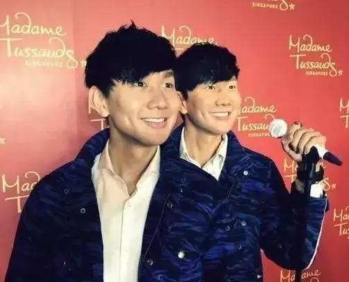 baby蜡像合影腰围,baby蜡像酷似戚薇