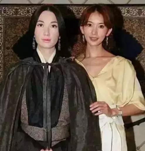 baby蜡像合影腰围,baby蜡像酷似戚薇