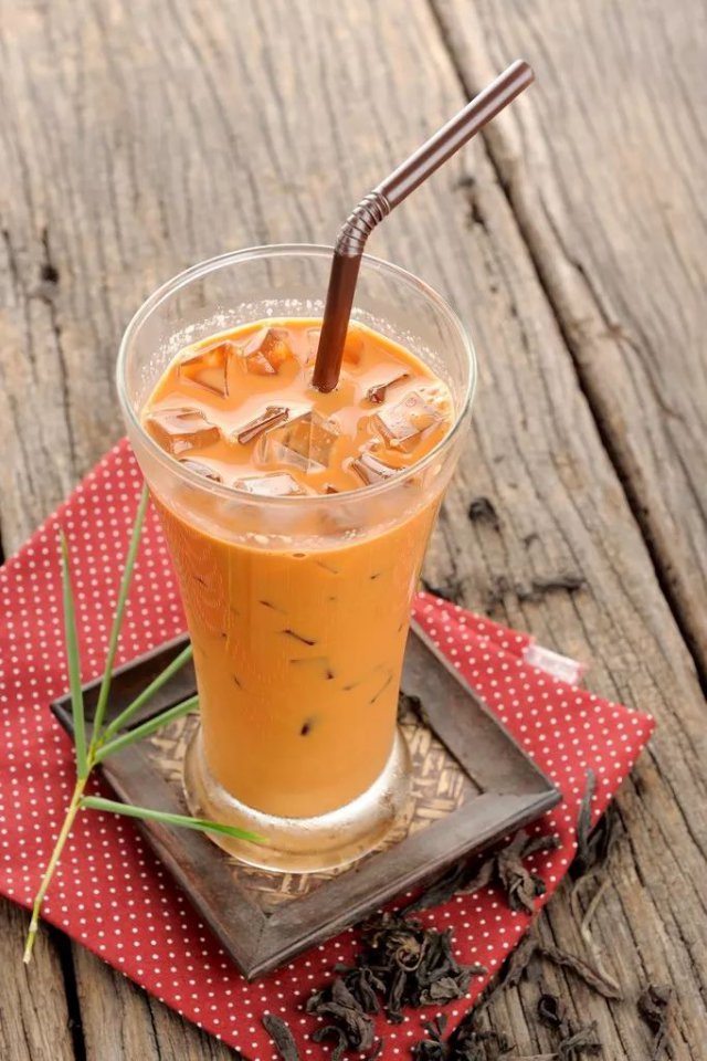 男明星喝奶茶合集,男子一夜喝十杯奶茶