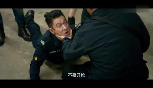 海边的风好大头发都要被吹凌乱了,风大头发吹得乱糟糟