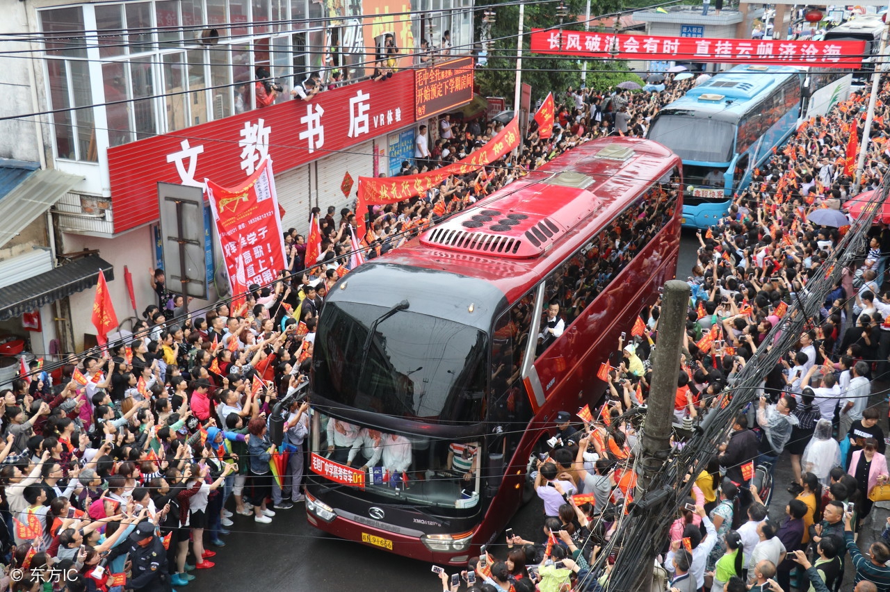 这里号称中国的“高考梦工厂”，数万陪读妈妈住进这个小镇