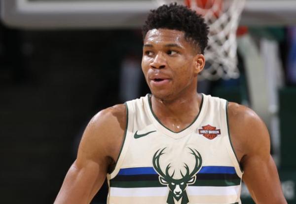 詹姆斯连续4年称霸收入榜，上一位超过他的还是那个湖人名宿