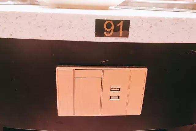 城中炫富新时尚，吃一顿粉粉的桃花玉面美人锅