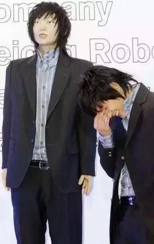 baby蜡像合影腰围,baby蜡像酷似戚薇