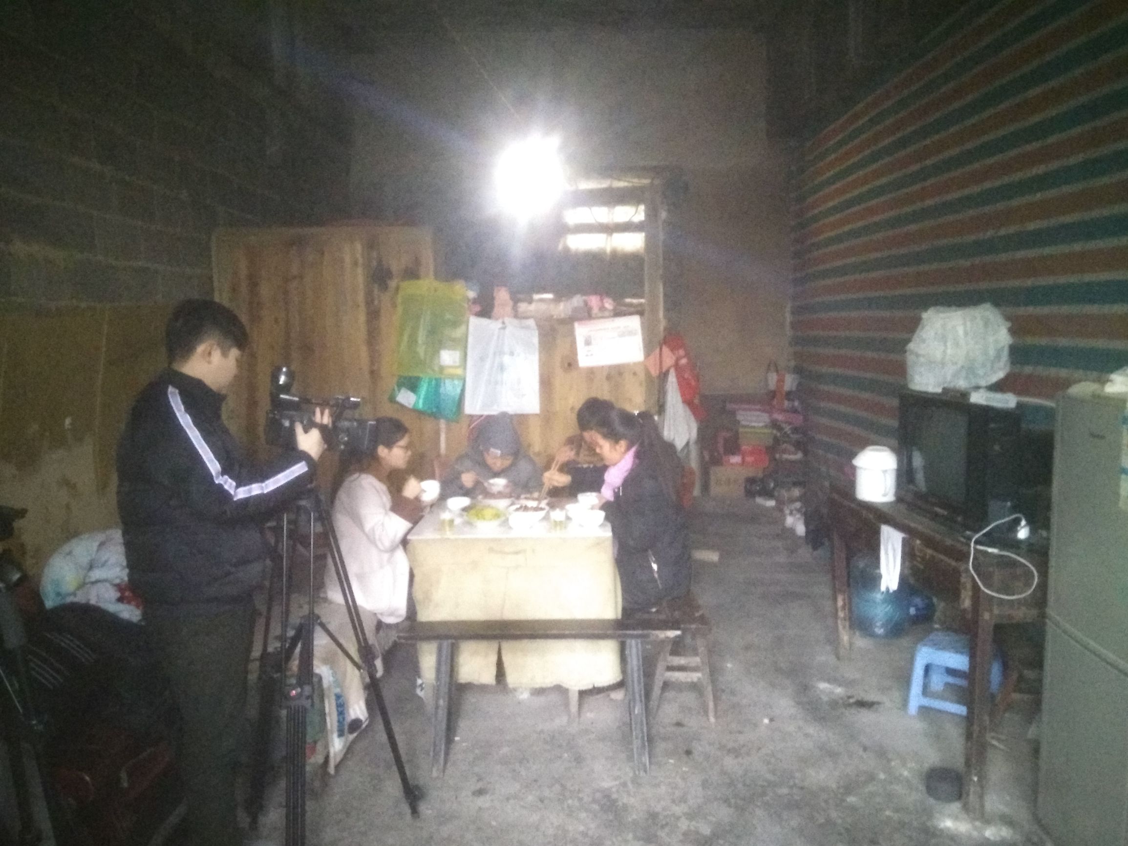 年轻女孩独自撑起家庭,女大学生坚强