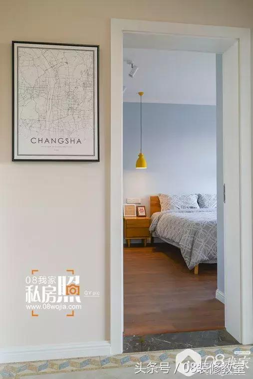 一直在纠结沙发背景墙要不要挂画,今年最流行挂画怎么选