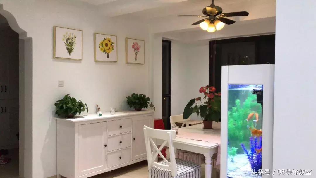 一直在纠结沙发背景墙要不要挂画,今年最流行挂画怎么选