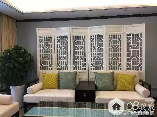 一直在纠结沙发背景墙要不要挂画,今年最流行挂画怎么选