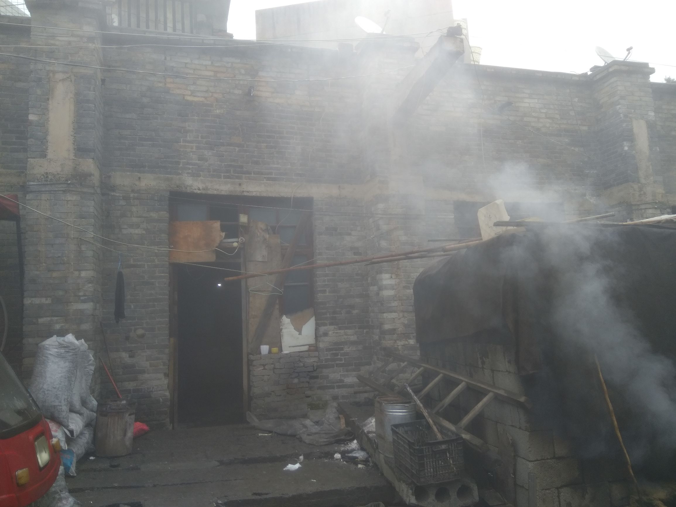 年轻女孩独自撑起家庭,女大学生坚强