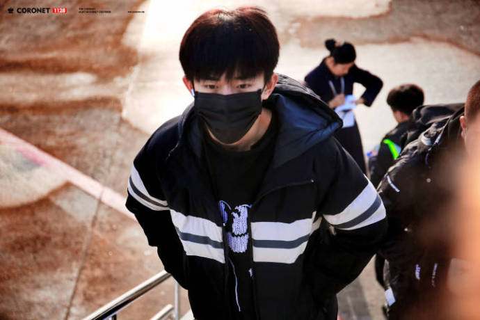 易烊千玺早晨起床满满的正能量,易烊千玺现在刚睡醒的样子