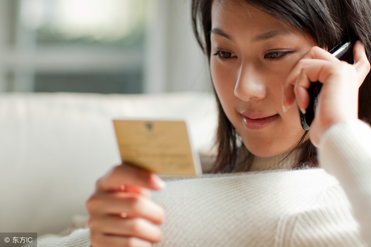 听了婆婆的话,小希给装修公司打电话,打算搬新家