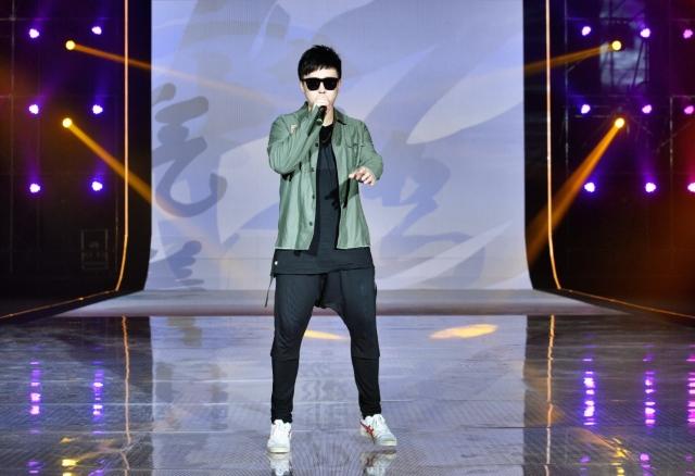 联通手机铃声一个男的唱的,联通电话铃声是什么歌