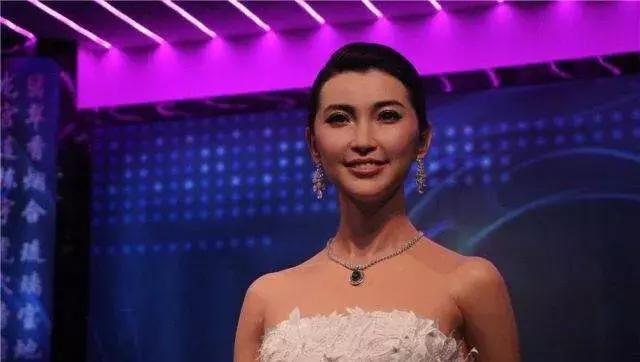 baby蜡像合影腰围,baby蜡像酷似戚薇