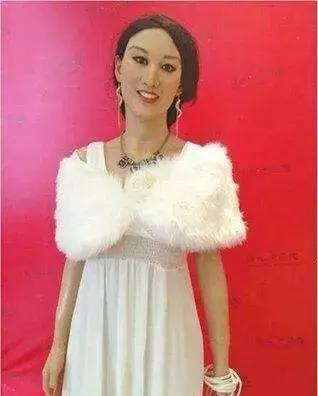 baby蜡像合影腰围,baby蜡像酷似戚薇