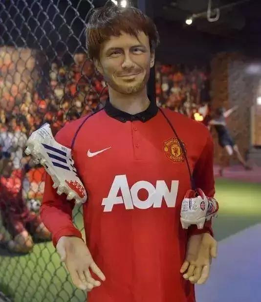 baby蜡像合影腰围,baby蜡像酷似戚薇