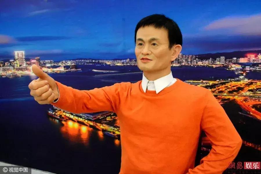 baby蜡像合影腰围,baby蜡像酷似戚薇