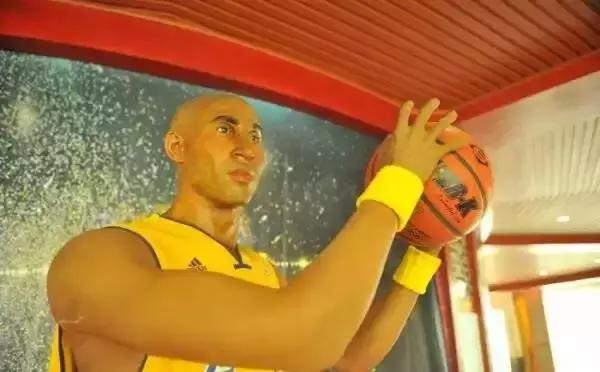 baby蜡像合影腰围,baby蜡像酷似戚薇