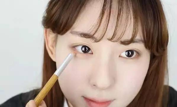 怎么样化妆看起来很透亮,这样化妆更显年轻