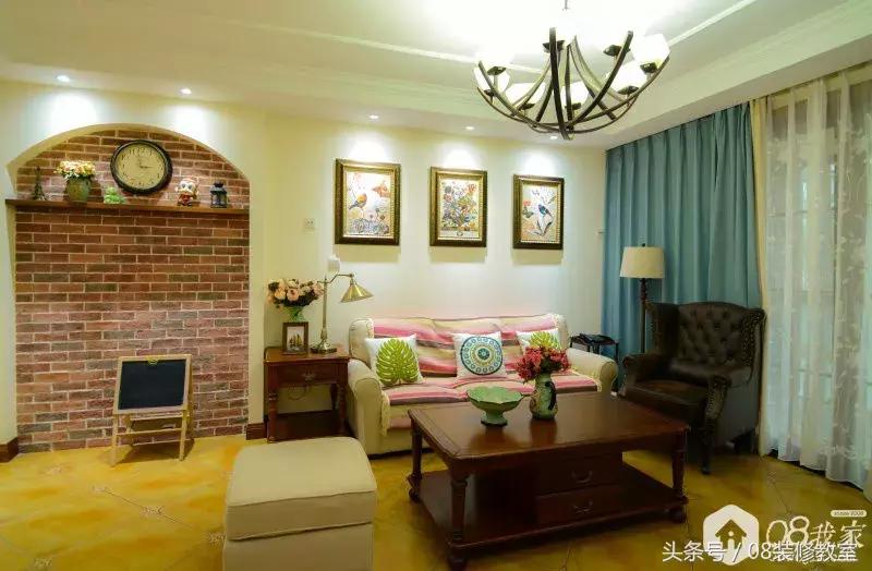 一直在纠结沙发背景墙要不要挂画,今年最流行挂画怎么选