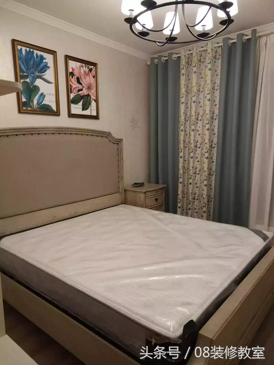 一直在纠结沙发背景墙要不要挂画,今年最流行挂画怎么选