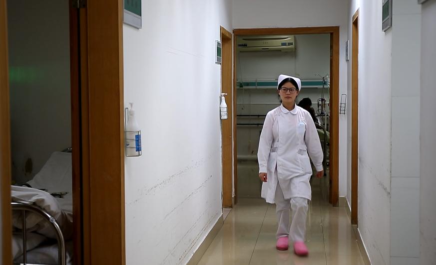 年轻女孩独自撑起家庭,女大学生坚强