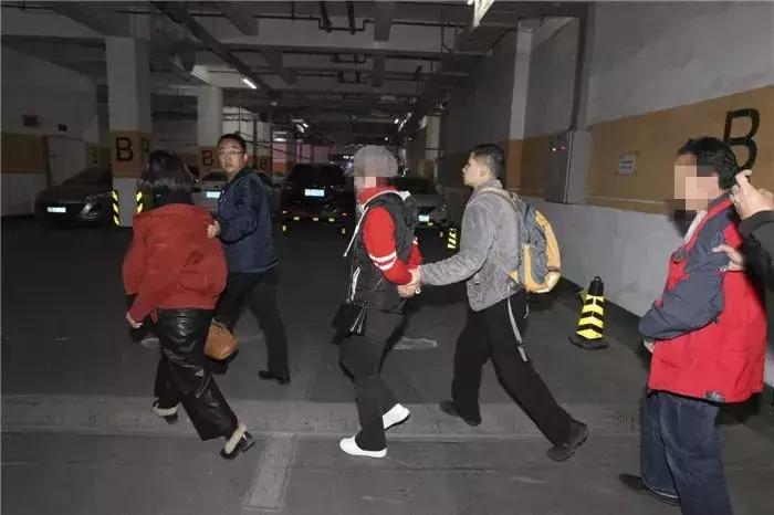 在车站站台上打伞,公交站台施工利润