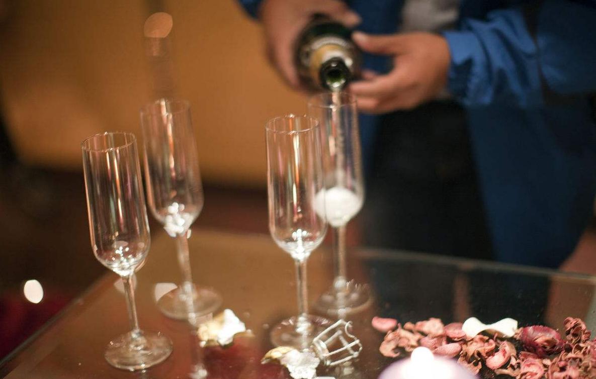 酒桌饭局礼仪及说话技巧,饭局酒桌聊天技巧和话题