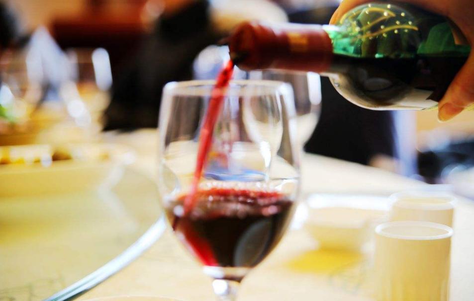 酒桌饭局礼仪及说话技巧,饭局酒桌聊天技巧和话题