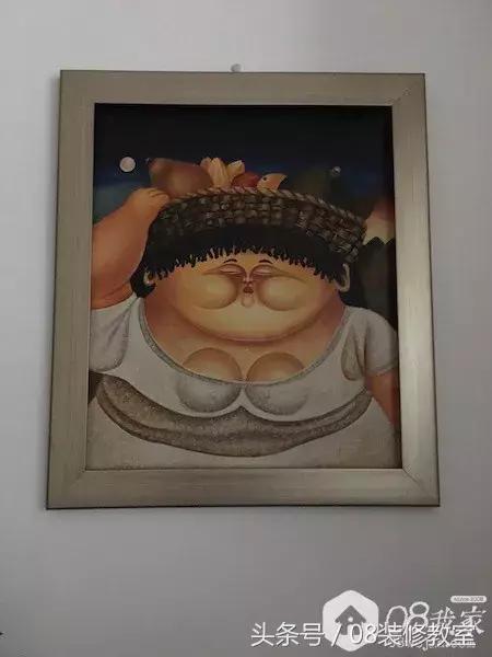 一直在纠结沙发背景墙要不要挂画,今年最流行挂画怎么选