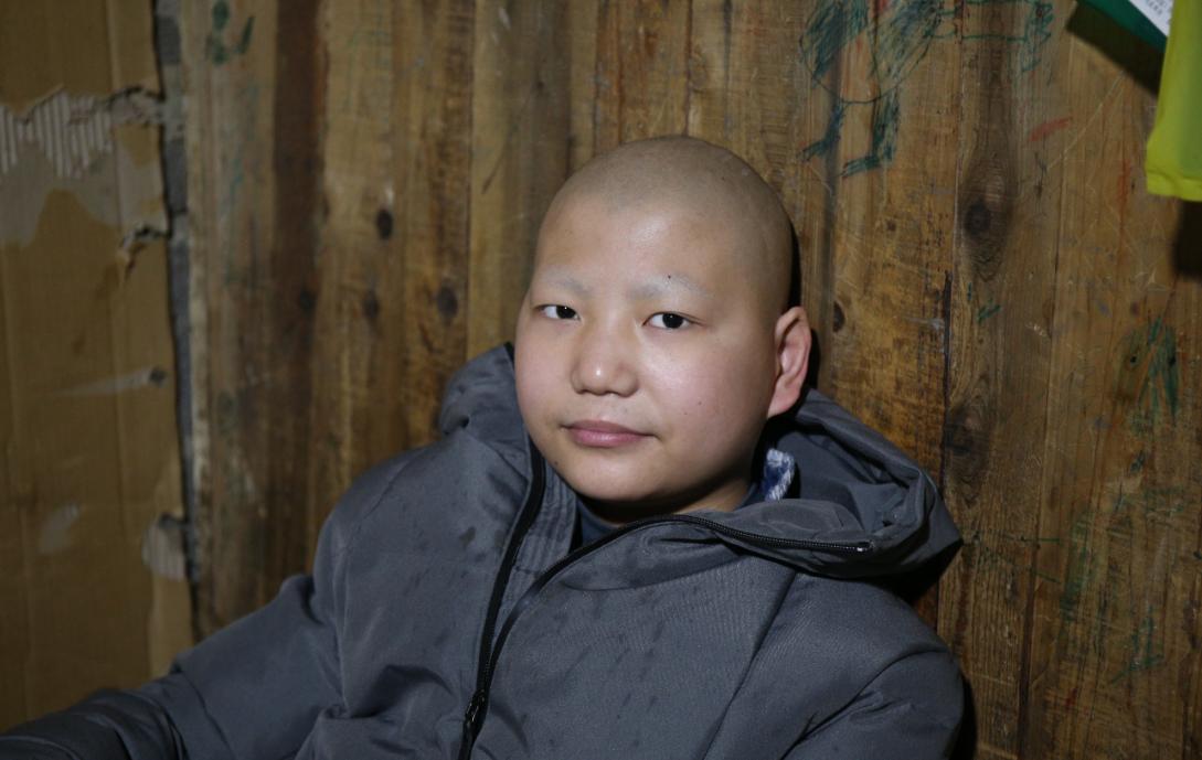 年轻女孩独自撑起家庭,女大学生坚强