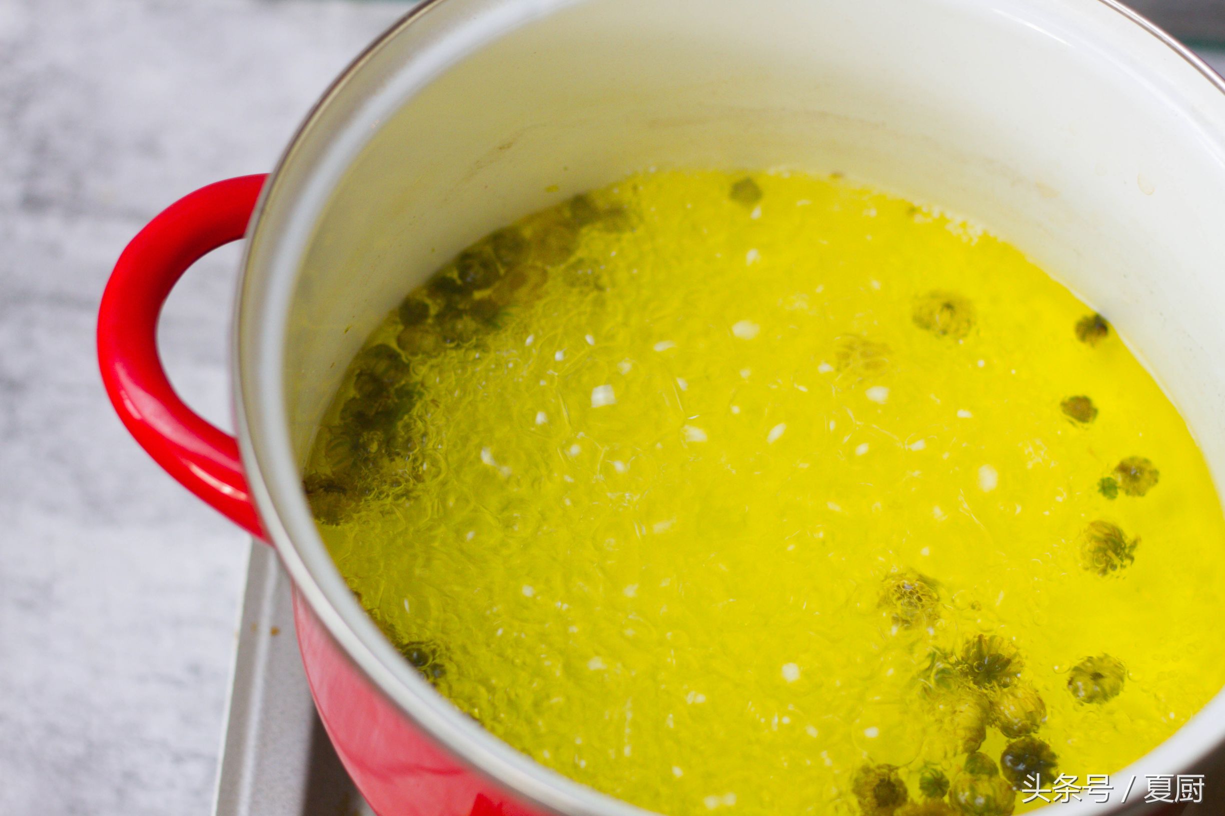 发财中国年吃太多的热气食物，菊花雪梨茶清肺热，性价比很高