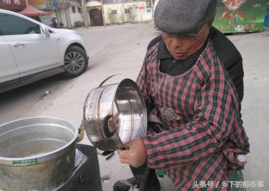 一年不用的蒸锅,春节拿出来蒸馍发现漏了,补锅师傅生意特别火
