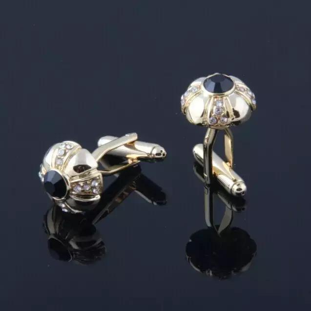 穿衬衫的正确姿势,穿衬衫的正确方法露肩