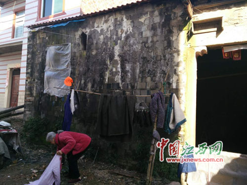 乐平版“酒干倘卖无”侄子带病照顾卧床十五年孤寡老人