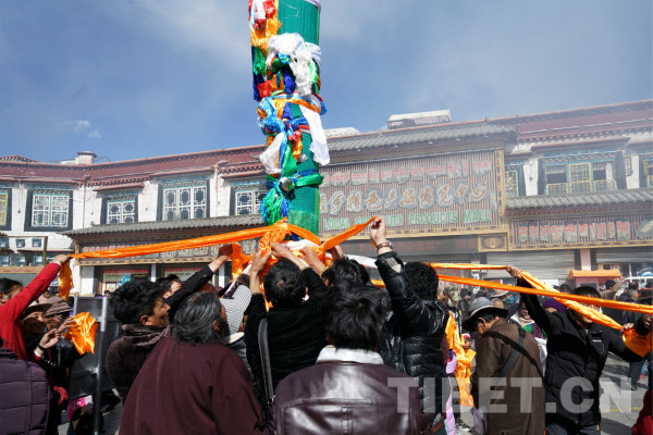 西藏大昭寺经幡柱换装迎藏历新年,大昭寺经幡柱换新装迎新年