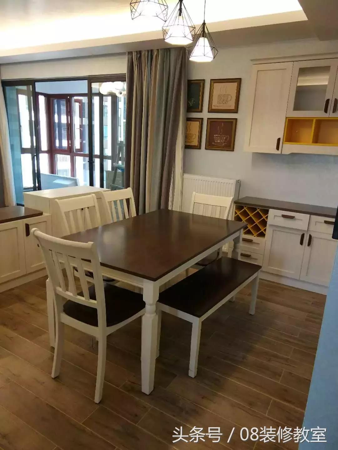 一直在纠结沙发背景墙要不要挂画,今年最流行挂画怎么选