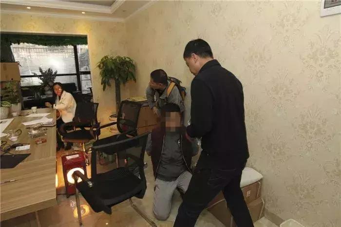 在车站站台上打伞,公交站台施工利润