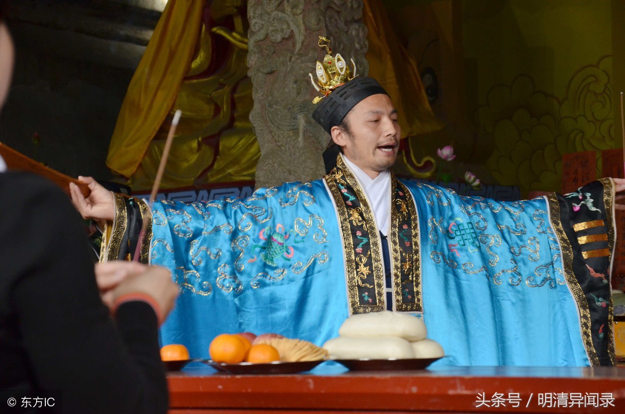 他于千年古钟中放出一白猿,白猿报恩送他三本天书,却惹出了大祸