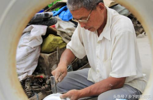 一年不用的蒸锅,春节拿出来蒸馍发现漏了,补锅师傅生意特别火