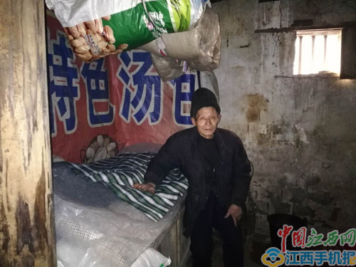 乐平版“酒干倘卖无”侄子带病照顾卧床十五年孤寡老人