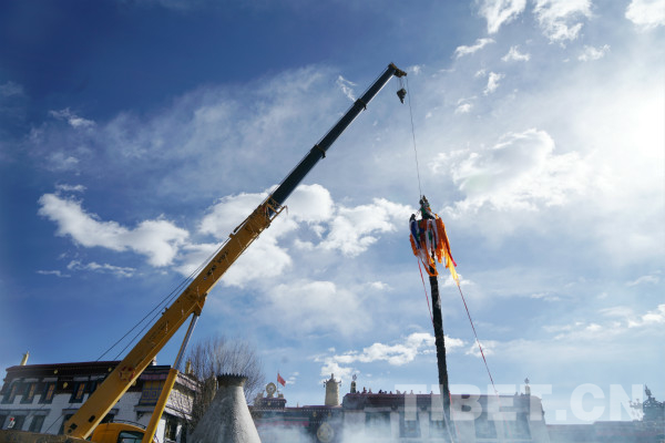 西藏大昭寺经幡柱换装迎藏历新年,大昭寺经幡柱换新装迎新年