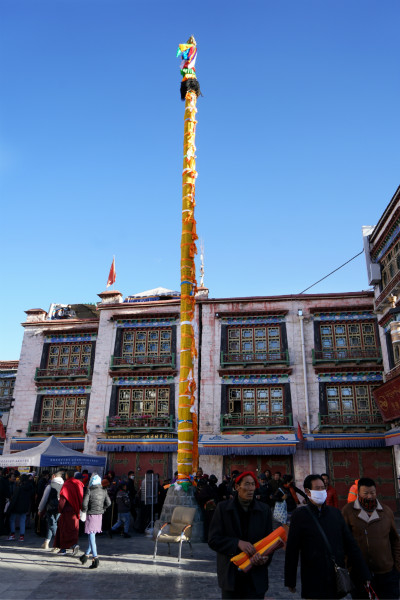 西藏大昭寺经幡柱换装迎藏历新年,大昭寺经幡柱换新装迎新年