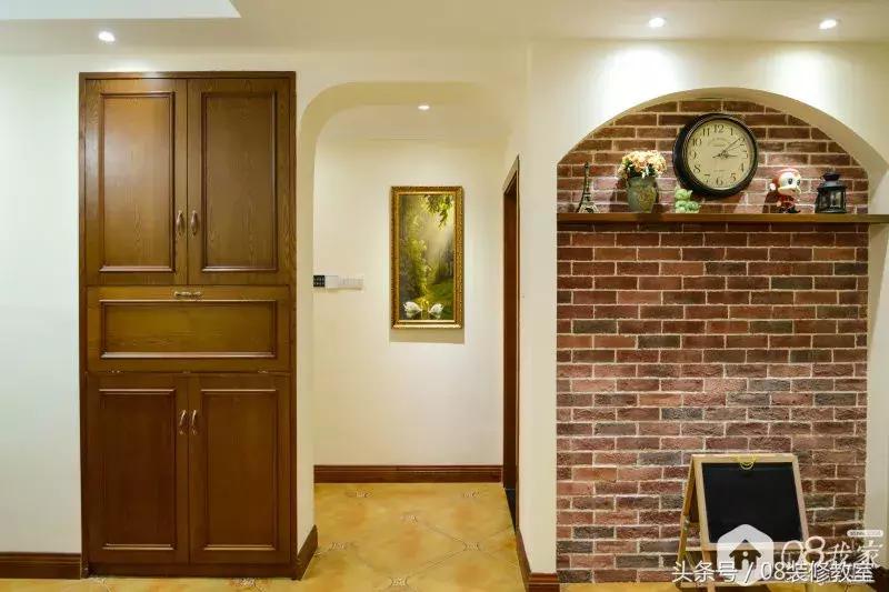 一直在纠结沙发背景墙要不要挂画,今年最流行挂画怎么选