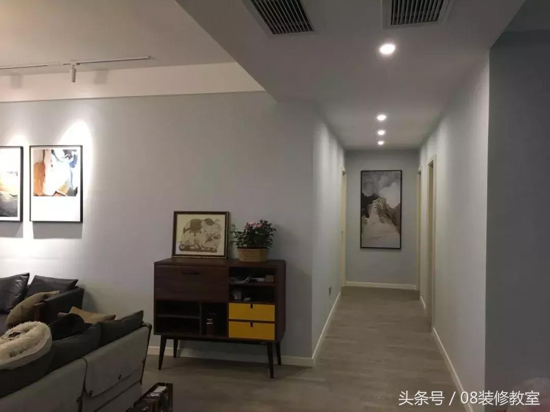 一直在纠结沙发背景墙要不要挂画,今年最流行挂画怎么选