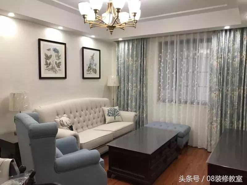 一直在纠结沙发背景墙要不要挂画,今年最流行挂画怎么选