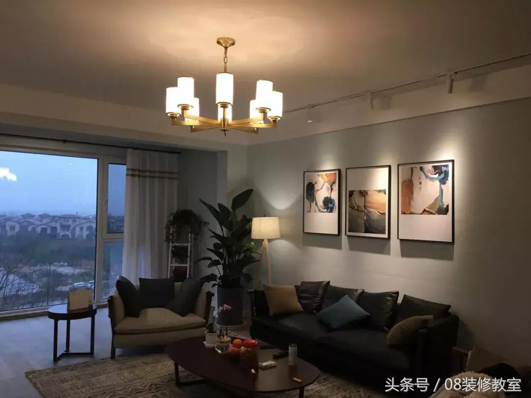 一直在纠结沙发背景墙要不要挂画,今年最流行挂画怎么选