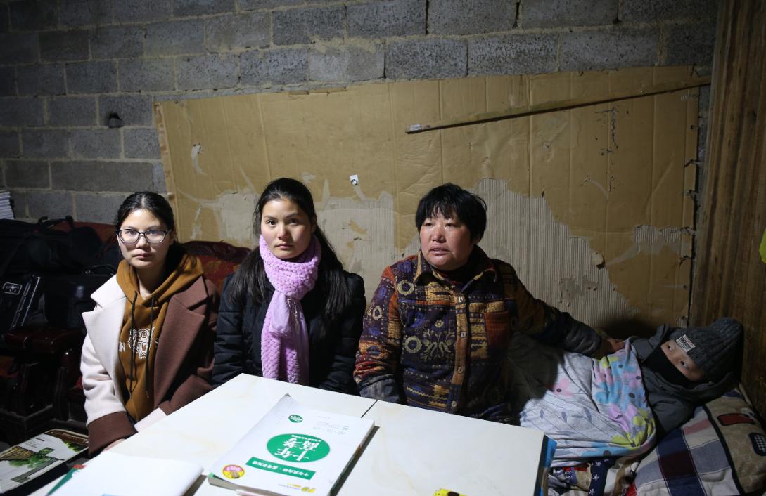 年轻女孩独自撑起家庭,女大学生坚强